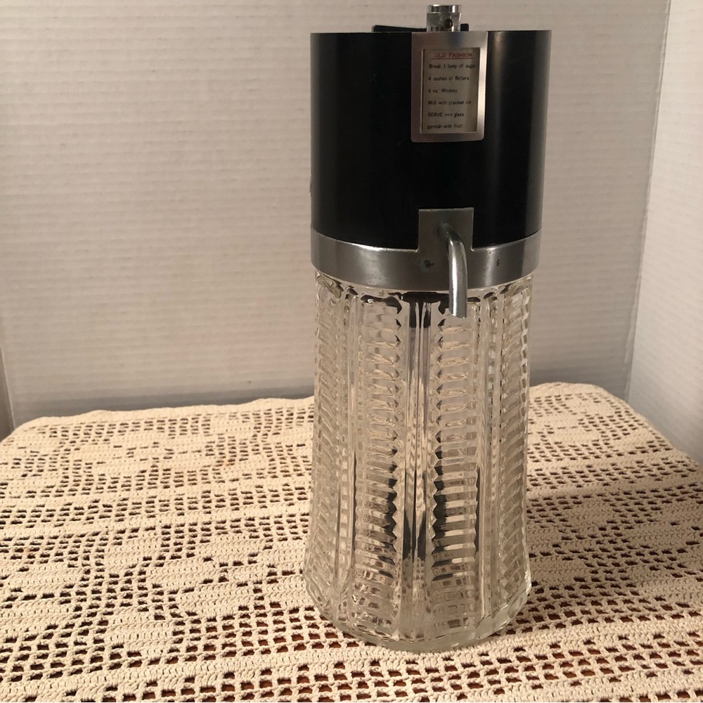 Rare cordless mix and serve drink dispenser